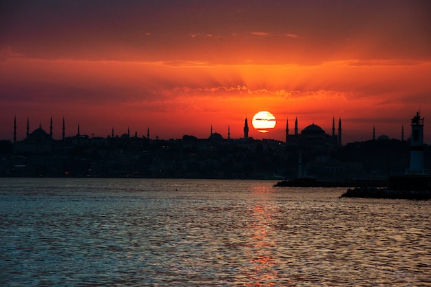 イスタンブールトルコの海の上の日の出の景色