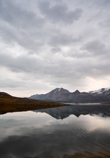 Foto gratuita vista panoramica del bacino idrico di azat in armenia con il riflesso delle montagne