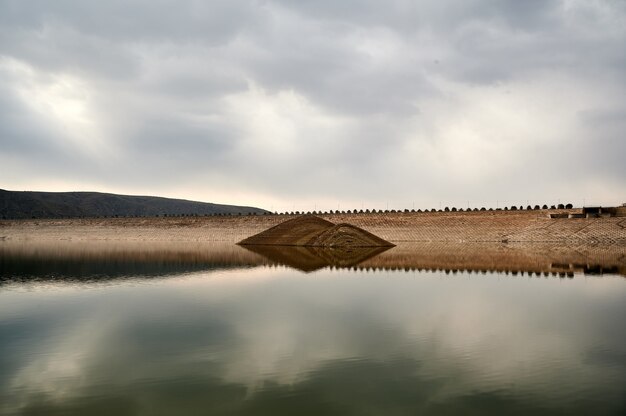 Живописный вид на Азатское водохранилище в Армении с отражением небольших холмов