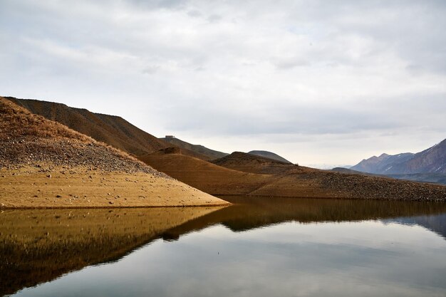 小さな丘の反射とアルメニアのアザット貯水池の風光明媚なビュー
