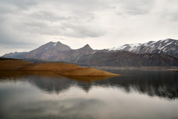 배경에 눈 덮인 산맥이 있는 아르메니아 아자트 저수지의 아름다운 전망