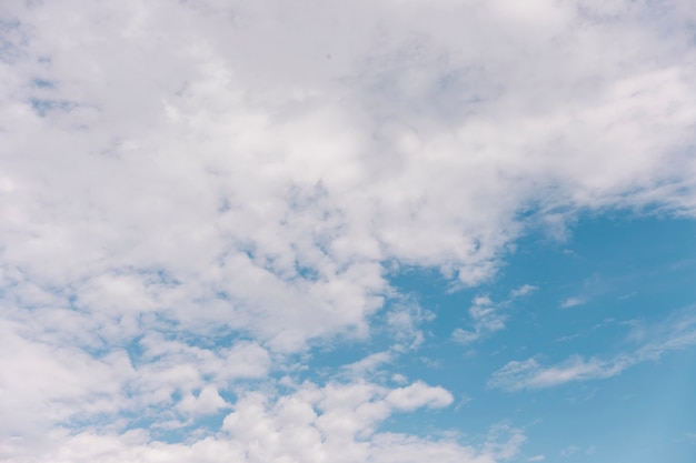 夏の曇り空の景色