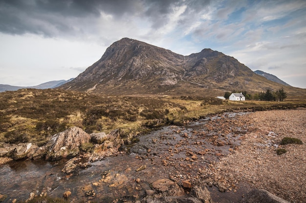 우울한 하늘 동안 스코틀랜드의 악마의 계단 산 풍경의 아름다운 전망