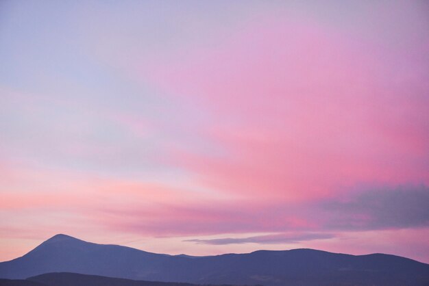 海のピンクの夕日 美しい色の雲 プレミアム写真