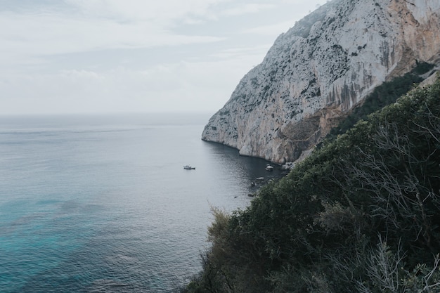 Foto gratuita vista panoramica della scogliera rocciosa presso il parco nazionale penyal d'lfac a calpe, costa blanca, spagna