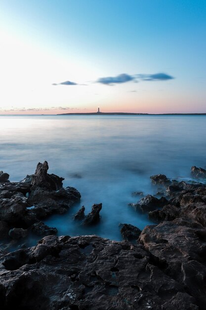 スペインのメノルカ島バレアレス諸島の岩の多い海岸の美しい景色