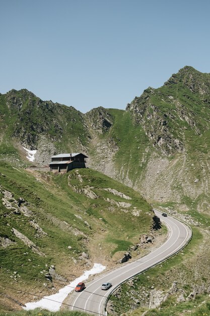 Transylvanian 알프스에서 구불 구불 한 Transfagaras 산악 도로의 경치를 볼