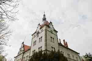 Бесплатное фото Охотничий замок шёнборн в карпатахзакарпатьеукраина построен в 1890 г. часовая башня