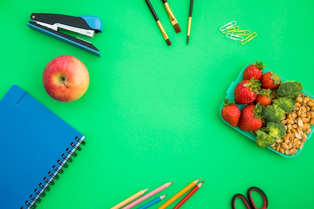 Foto gratuita accessori per la scuola con lunchbox