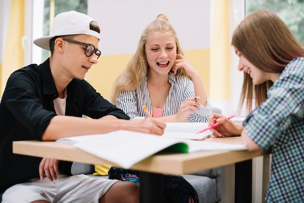 学校の男の子、女の子、本、机