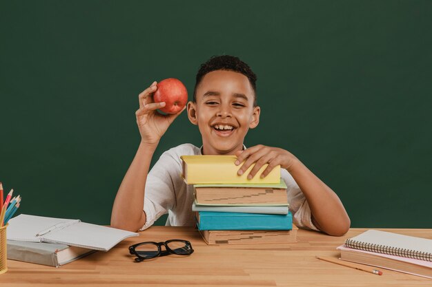 Школьник держит вкусное яблоко
