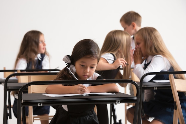 Foto gratuita scolari in aula a lezione.