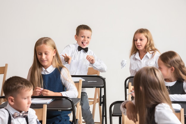 レッスンの教室での小学生