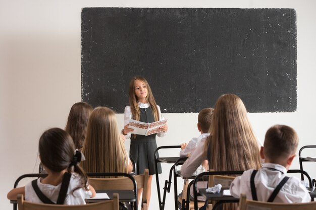 レッスンの教室での小学生