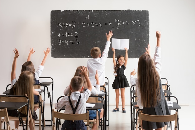 レッスンの教室での小学生