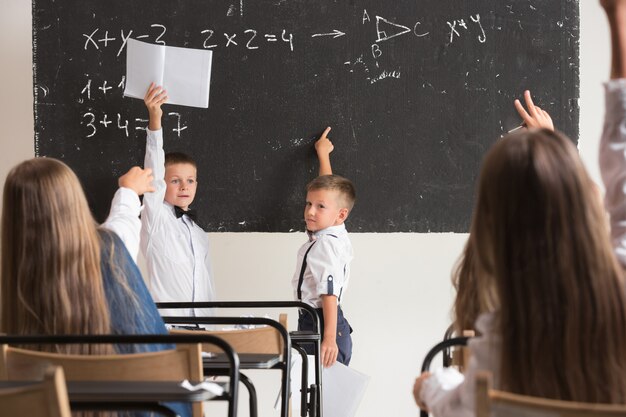 レッスンの教室での小学生