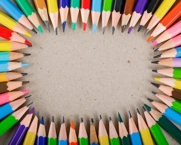 Foto gratuita concetto della scuola e dell'attrezzatura con le matite colorate su carta.