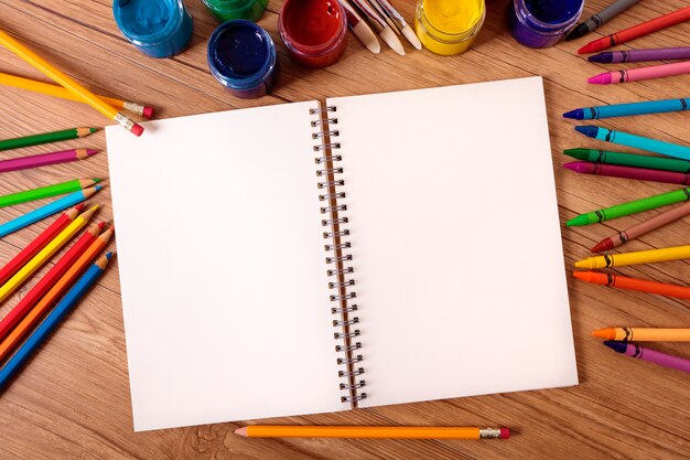 塗料や鉛筆を持つ学校帳