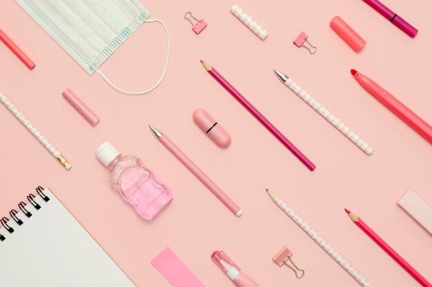 분홍색 배경으로 학교 연필