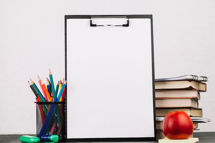 無料Photo イーゼルの周りの学校用品