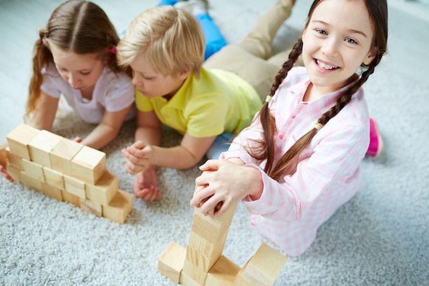 木製のブロックで遊んで小学生