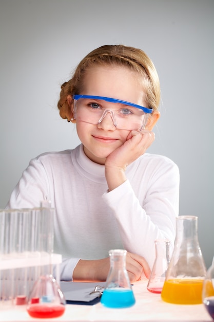 Free photo schoolgirl in chemistry class