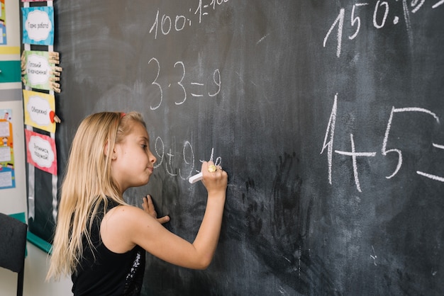 Foto gratuita scolara sulla lezione di matematica