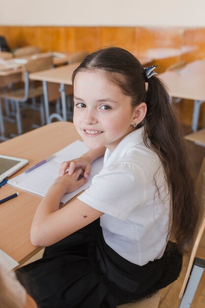 カメラを見るポニーテールと女子学生