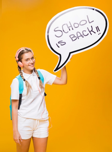 Free photo schoolgirl with speech bubble template