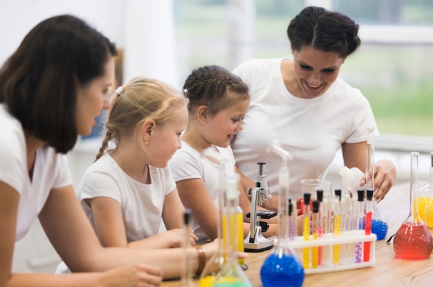 Foto gratuita corso di scienze con ragazze