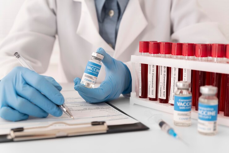 Free Photo scientist creatine the vaccine after researching on blood samples