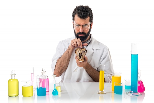 Free photo scientist man holding a skull