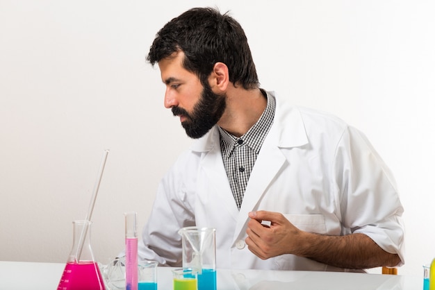 Free photo scientist man with test tubes