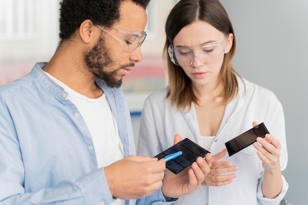 Foto gratuita scienziati che lavorano insieme su soluzioni di risparmio energetico