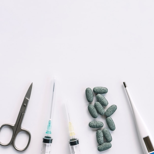 Scissor; шприц; таблетки и термометр, изолированные на белом фоне