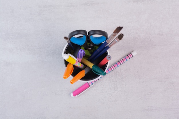 Ножницы, кисти и карандаши в держателе для ручек