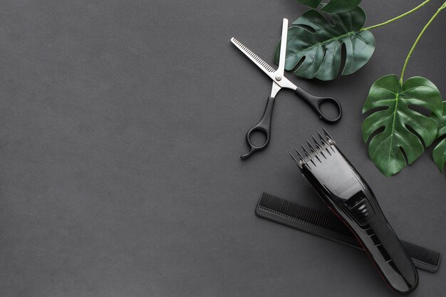 Ножницы и триммер для волос копируют пространство