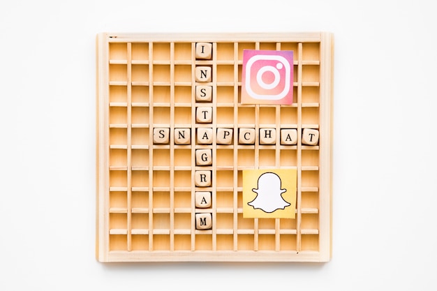 Scrabble деревянная игра, показывающая instagram и snapchat слова с их значками