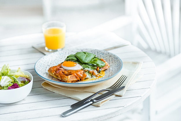 Free photo scrambled eggs on meat with fried potatoes and toast