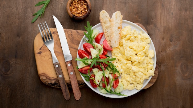 Free photo scrambled eggs on a plate