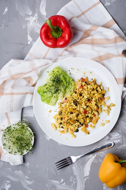 Free photo scrambled eggs and veggies salad top view