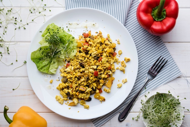 Foto gratuita insalata di uova strapazzate e verdure con peperoni dolci