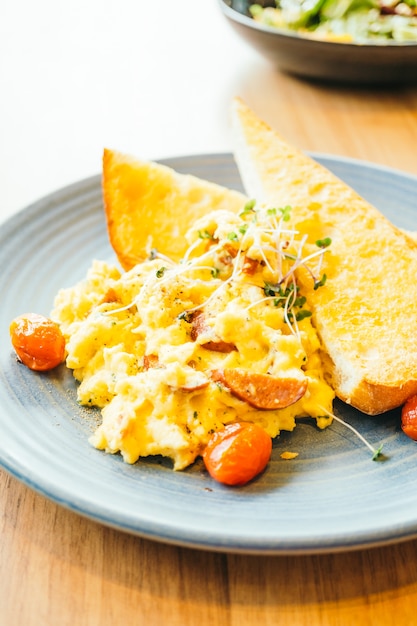 Free photo scrambled eggs with vegetable