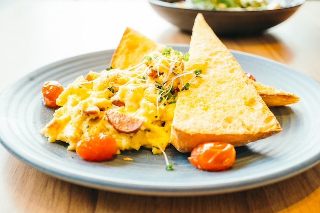 Free photo scrambled eggs with vegetable