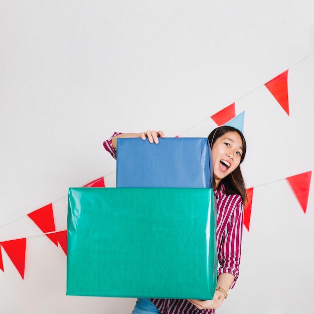 Foto gratuita ragazza di compleanno urlando con scatole regalo