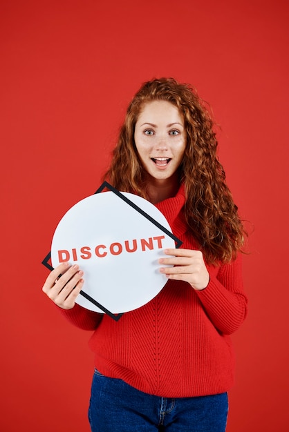 Free photo screaming girl showing banner of autumn sale