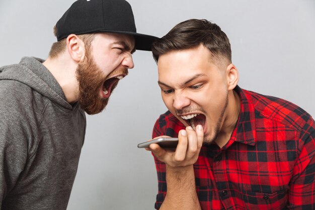 電話で話している若い2人の男性の叫び。