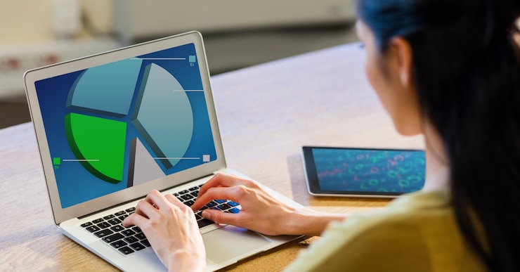 Free Photo screen tech desk chart bureau