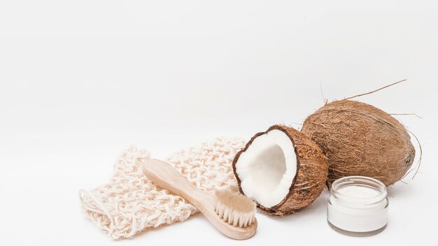 スクラブ手袋;みがきます;白い背景にココナッツと保湿クリーム