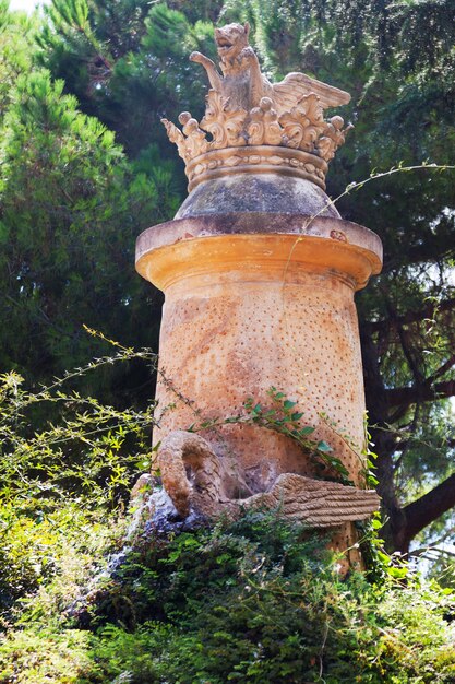 바르셀로나에서 Horta의 미로 공원에서 조각